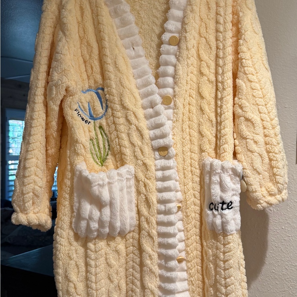 Cozy yellow bathrobe with Embroidered Details